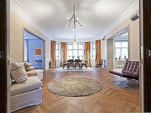 En stor lägenhet i Sverige med en klassisk design