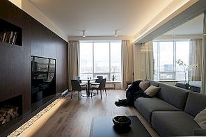 Moderní moderní byt v Moskvě se skleněnou stěnou mezi ložnicí a obývacím pokojem