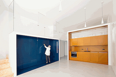 Lägenhet Design organiserad kring två färgglada moduler