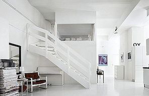Ljus studio lägenhet med trappor till sängen