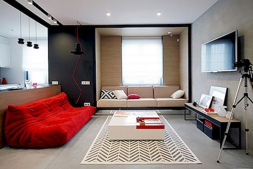Chique poppen van rood brengen energie in een zwart en wit appartement
