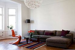 Κλασικά όμορφο διαμέρισμα με πορτοκαλί καρέκλες