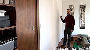 Kompaktní apartmán se skládacími stěnami a tuny skrytého úložiště [Video]
