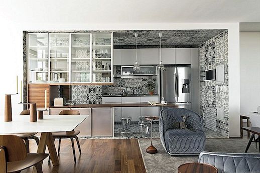 巴西当代公寓采用大胆的意大利瓷砖装饰墙