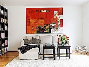 Mysig skandinavisk lägenhet med starkt ögongångande färg ovanför soffan