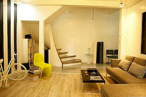 Elegant och minimalistisk lägenhet inredd med återvunnet möbler