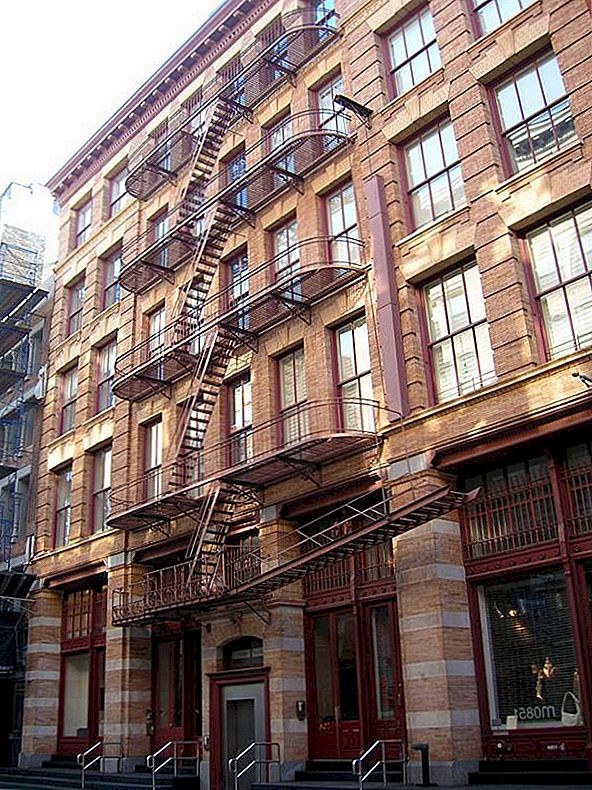 Το γοητευτικό διαμέρισμα σε ένα παλιό κτίριο της Νέας Υόρκης διαθέτει ένα μοντέρνο εσωτερικό