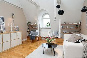 Prachtig interieur op een Zweedse zolder met vrij uitzicht over de stad