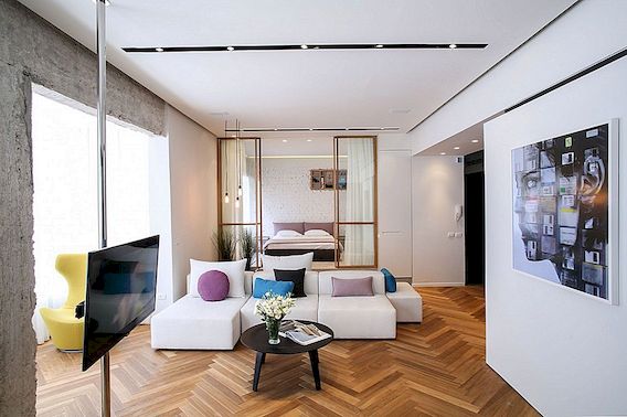 Podlahy a betonové sloupy spojované moderním minimalismem