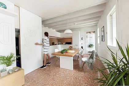 Dům PB v Itálii kombinuje útulné nábytek, stylové povrchy
