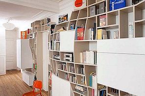 Interessante opslagruimte voor boeken en films: The Swollen Wall Apartment