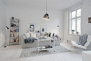 Uitnodigende witte Zweedse appartement met Vintage open haarden