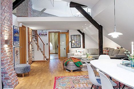 俯视五颜六色的屋顶的快乐的顶楼公寓在哥德堡，瑞典
