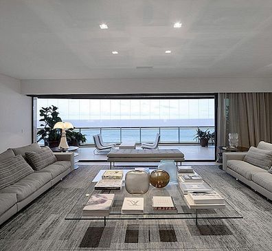 Luxe appartement nodigt de oceaan uit in zijn kunstzinnige kamers