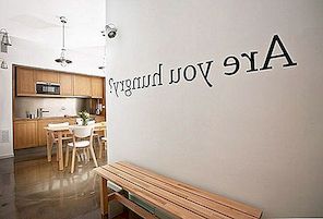 Minimalistisk lägenhet inredd med väggmeddelanden i Polen