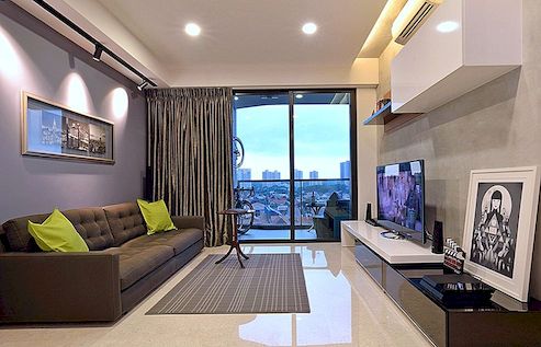 Minimalistisch appartement in Singapore met uitgebreide stadsgezichten door KNQ Associates