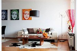 Μοντέρνο και κομψό σε λευκό διαμέρισμα με εκρήξεις χρώματος