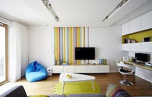 Modern lägenhet inredning med accenter av grön i Warszawa