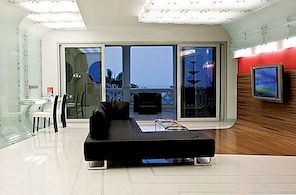 Moderní rozložení apartmánu ve Španělsku podle designu MO..OW