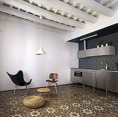 Moderní byt s kombinací mozaikových podlah a exponovaných dřevěných stropních nosníků