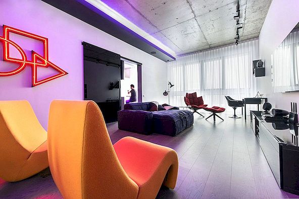 Neonové světla přidávají barvu a jedinečnost do moskevského bytu