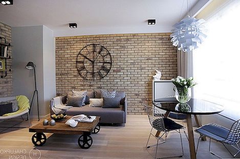 Post-industrijski apartma v Varšavi, ki razstavlja čisto in elegantno obliko [Video]