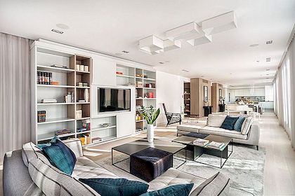 Punchy Color Accents Upplyft Contemporary Penthouse i Bulgarien