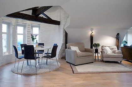 Skandinavisk lägenhet definierad av utsökt smak och fascinerande designtricks