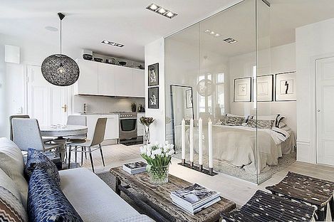 Malý byt ve Stockholmu, který zapouzdřuje ložnici s skleněnými lůžky
