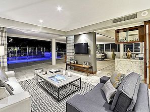 Sofistikerad lägenhet i Brisbane med marmorinteriör och egen pool