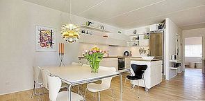Stort vitt rent interiördesign lägenhet i danmark