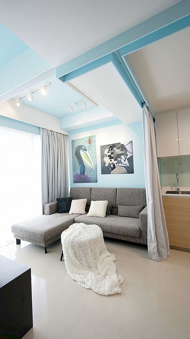Drobný byt využívá tkaninové záclony k rozdělení prostor