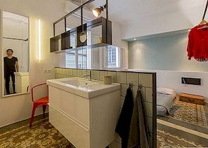 Traditionele en hedendaagse architectuur ontmoeten elkaar in een klein appartement in Barcelona