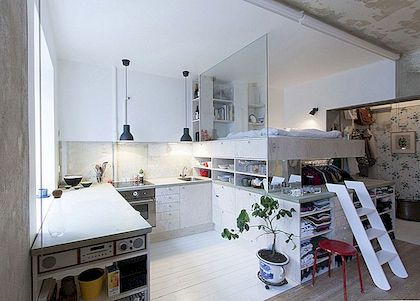 Oavslutade väggar och utsatta kablar ger karaktär till en Stockholm-lägenhet