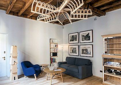 Onopvallend moderne details verbeteren kleurrijk appartement in Milaan