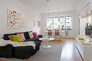 Levande lägenhet med charmiga färgglada interiörer