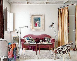 Vit lägenhet i Madrid med en rosa soffa i vardagsrummet