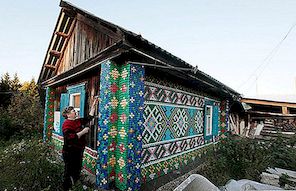 30.000 καπάκια μπουκαλιών που χρησιμοποιούνται για τη διακόσμηση μικρού ρωσικού σπιτιού