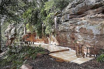 700-jaar oude verlaten grot getransformeerd in romantische retraite