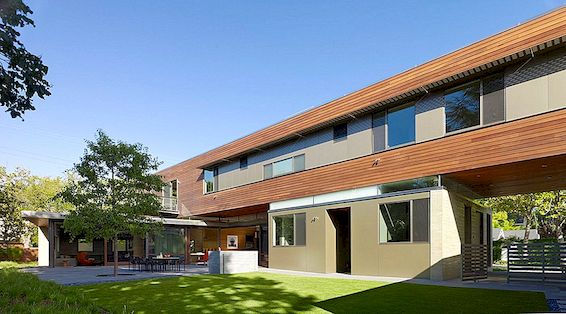 Een helder en ontspannend huis met een lineaire configuratie in Palo Alto