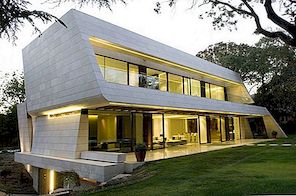 A-Cero住宅项目由白色大理石和弯曲形状定义：记忆之家