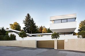 Een moderne woning gebouwd rond een centrale binnenplaats, een stedelijke oase in Oostenrijk