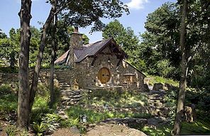 En hobbit hus i Pennsylvania fylld med samling bitar och memorabilia