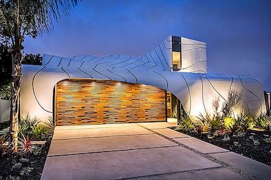 Ett hus med en konstnärlig design inspirerad av vågor och fjädrar
