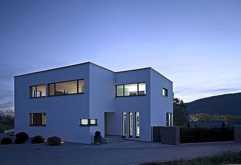 Záležitost kontrastu: Moderní soukromý dům v Ahlenu v Německu