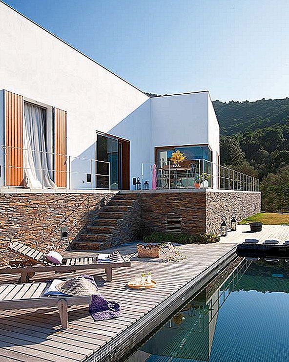 Uma casa de repouso com terraço e piscina da Marti & Sarda Architects