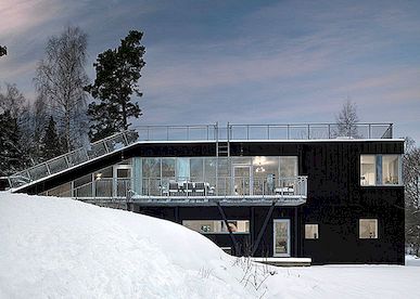 Ett Sled Hill Roof omvandlar detta svenska hem till en vinterig lekplats