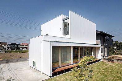En White Box Family House med ovanliga anslutningar mellan sina rum