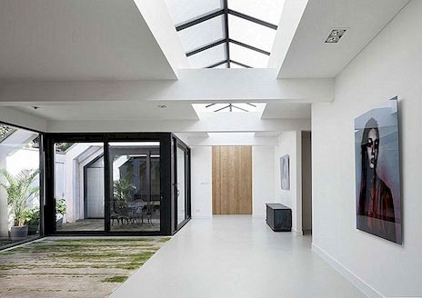 Amsterdamse garage getransformeerd in licht gevulde ruime woning door i29 interieurarchitecten