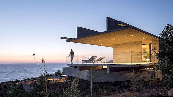 Podlouhlý betonový dům sedí podél čílské pobřeží